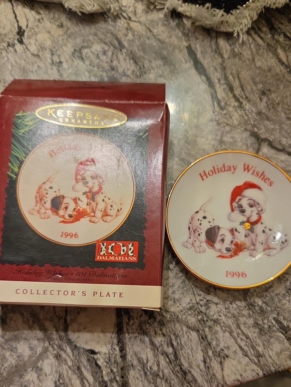 Keepsake Ornaments Holiday Wishes 101 Dalmatians Collector's Plate - White/Red